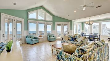 智能电视、DVD 播放器、桌上足球、影片库