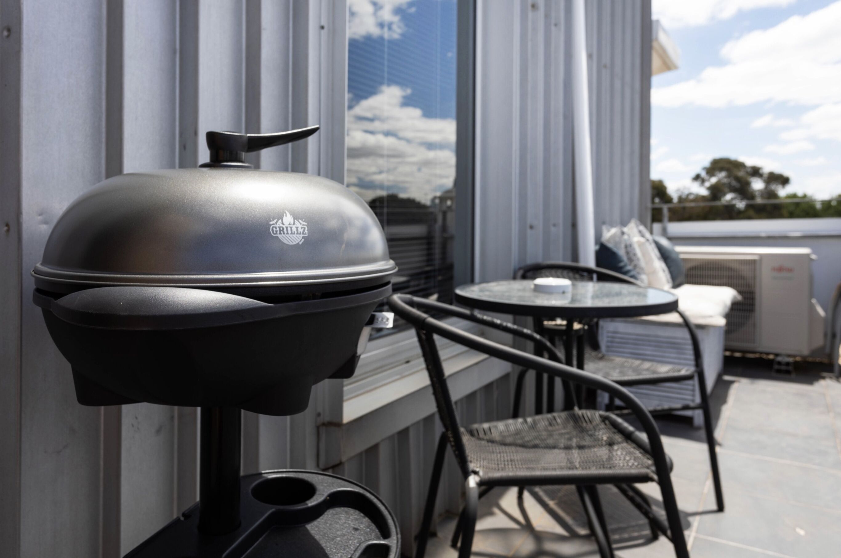 Pasadena Top Floor 1BR w balcony + free WiFi + parking — image 25