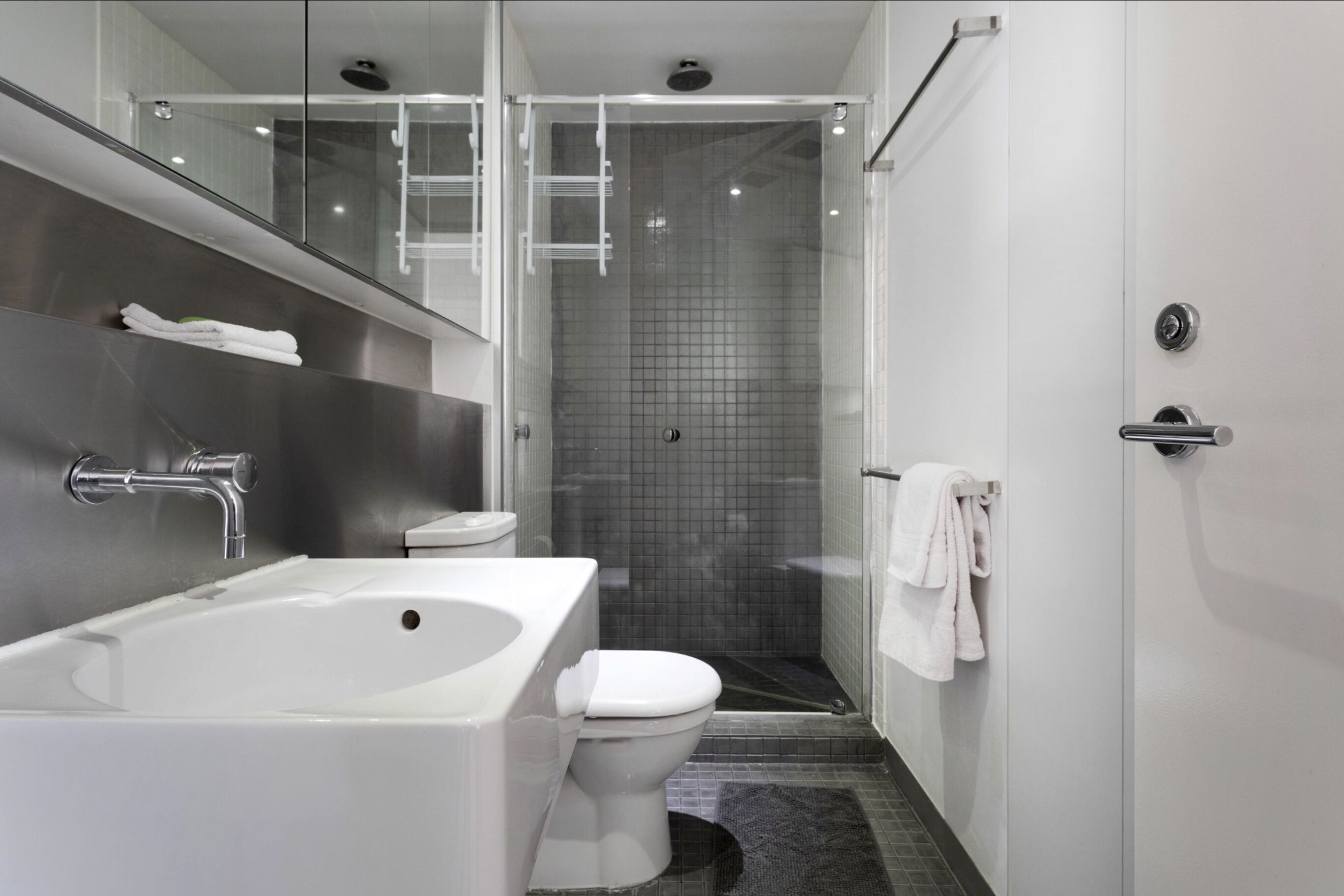 Pasadena Top Floor 1BR w balcony + free WiFi + parking — image 26