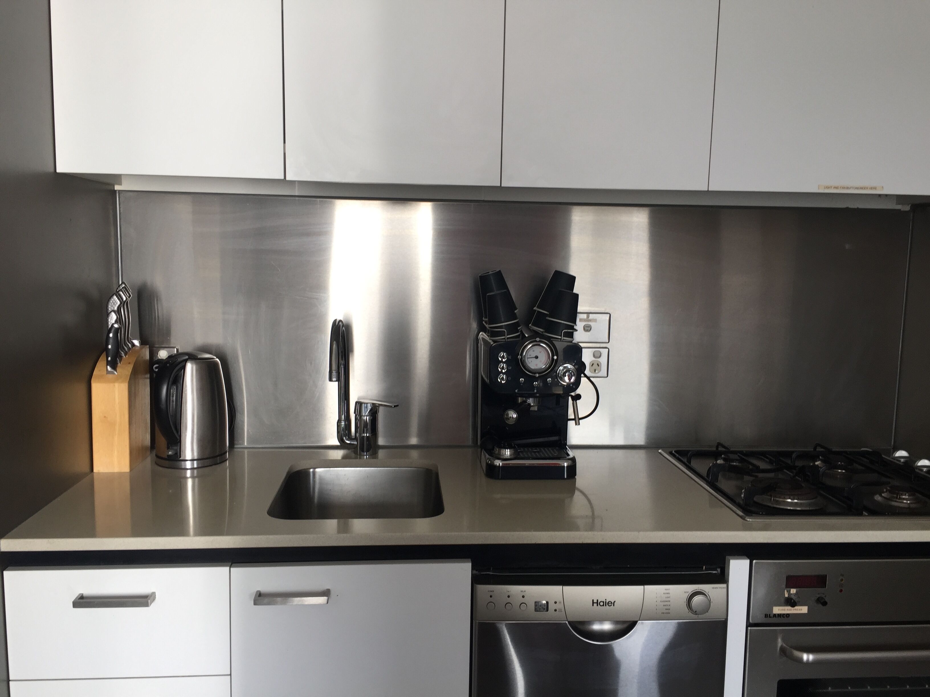 Pasadena Top Floor 1BR w balcony + free WiFi + parking — image 16