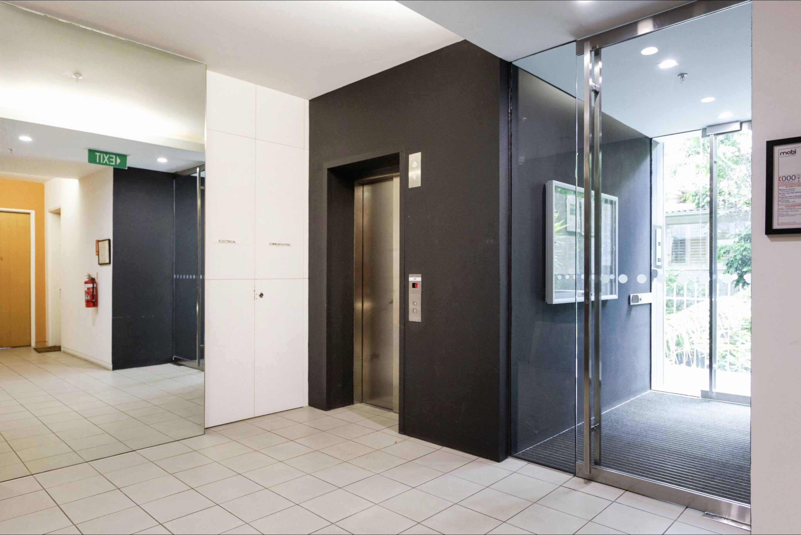 Pasadena Top Floor 1BR w balcony + free WiFi + parking — image 11