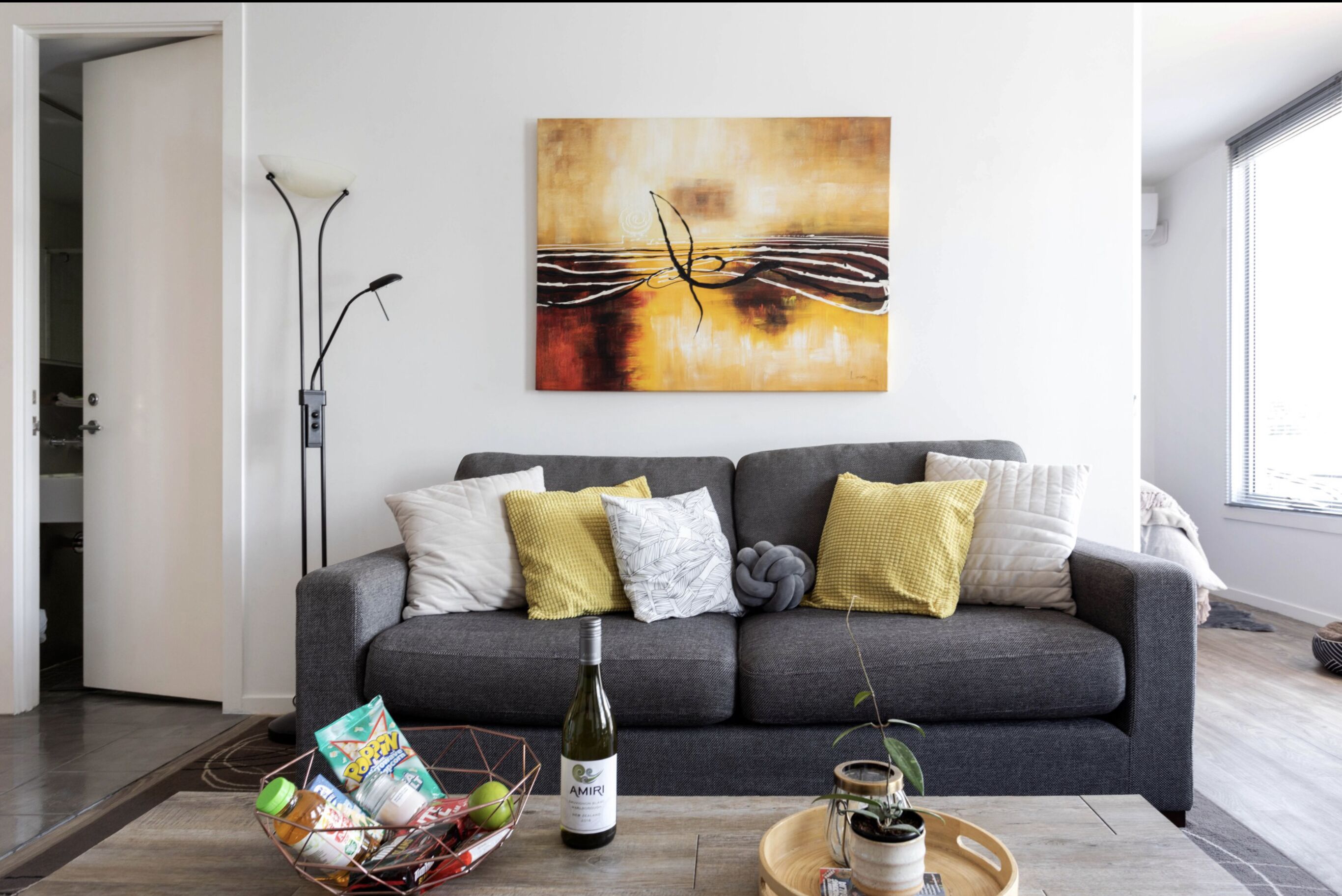 Pasadena Top Floor 1BR w balcony + free WiFi + parking — image 10