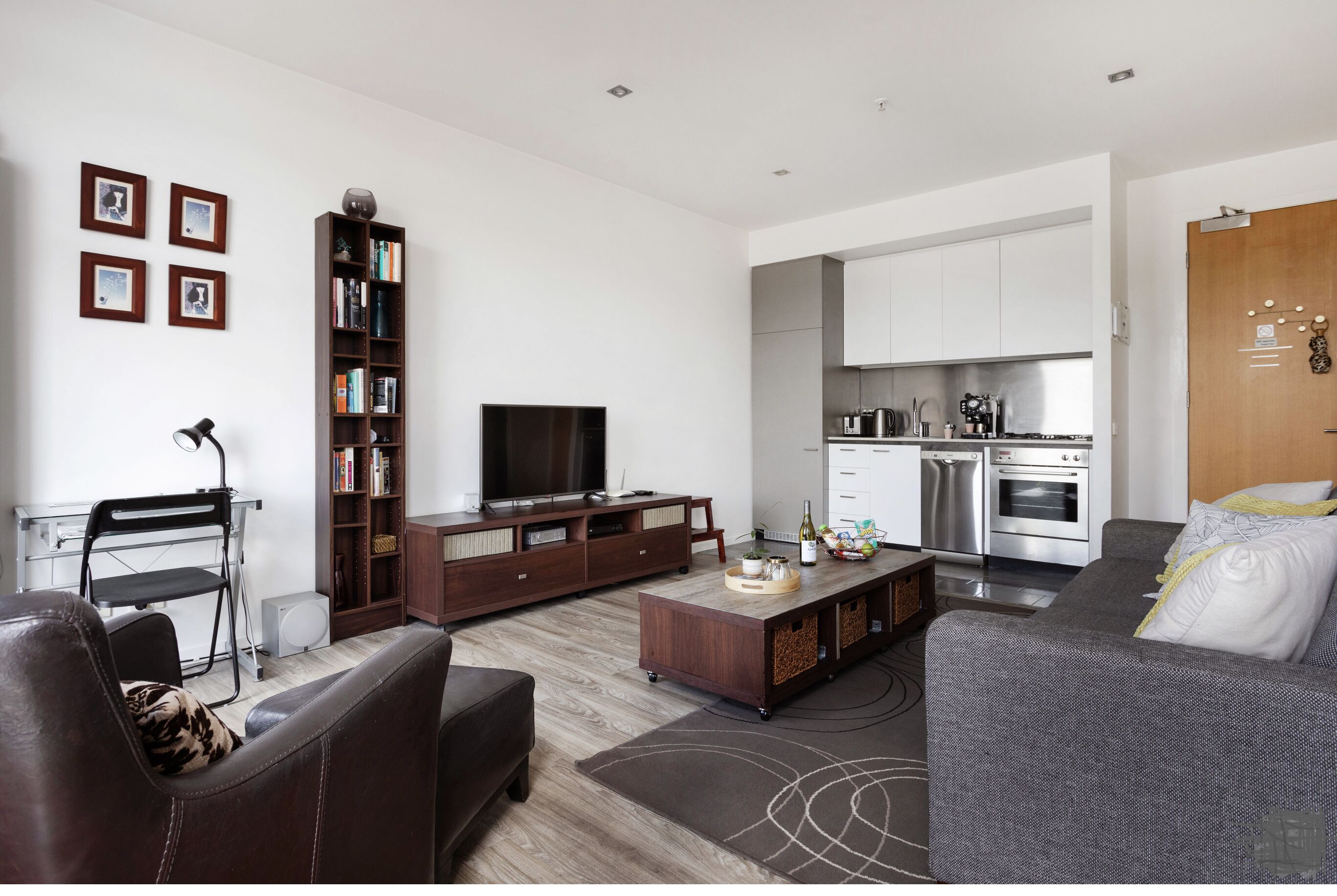 Pasadena Top Floor 1BR w balcony + free WiFi + parking — image 9