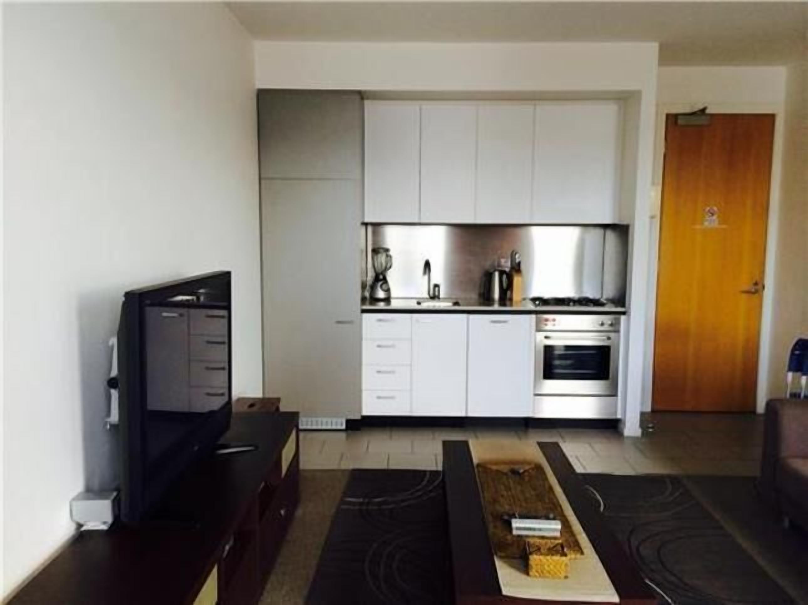 Pasadena Top Floor 1BR w balcony + free WiFi + parking — image 5