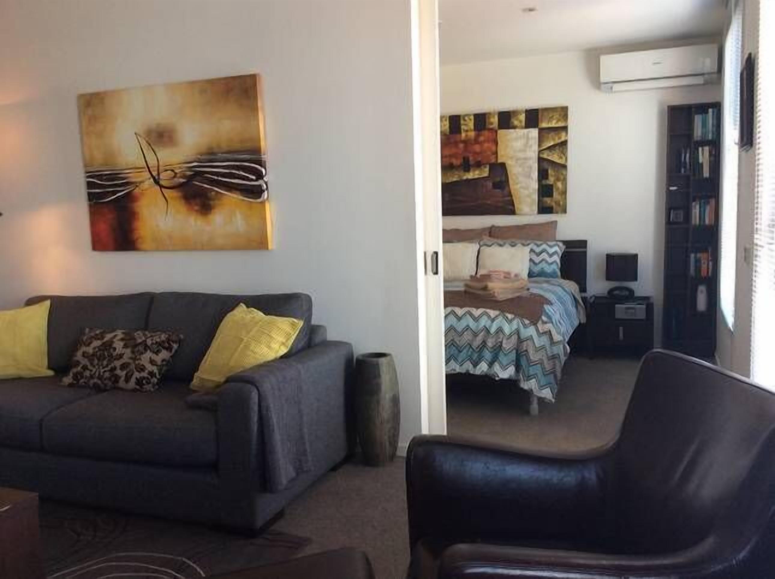 Pasadena Top Floor 1BR w balcony + free WiFi + parking — image 19