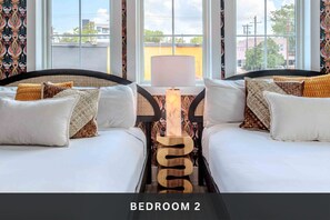 8 slaapkamers, een bureau, een strijkplank/strijkijzer, reisbedje