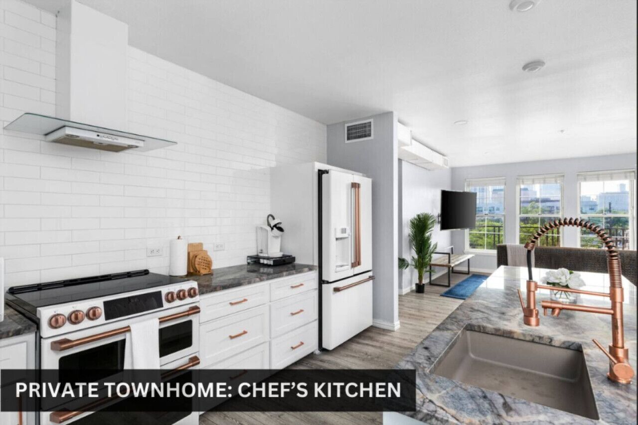 Units 4+5 Inn Cahoots: 8BR/22Bed - Pool, Roofdeck, Garden Bars, Walk To Everything!