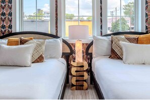 8 عدّة غرف نوم ومكتب ومكواة/لوح كي وسرير سفر