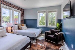 8 bedrooms, desk, iron/ironing board, travel cot