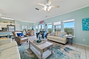 Smart-TV, DVD-spiller, bøker og stereoanlegg