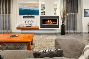 Smart-TV, peis og bøker