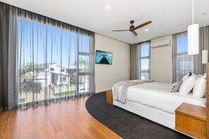5 bedrooms, Egyptian cotton sheets, desk, iron/ironing board