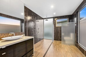 Badekar, hårføner, håndklær og såpe