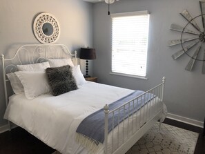 2 slaapkamers, een strijkplank/strijkijzer, gratis wifi, beddengoed