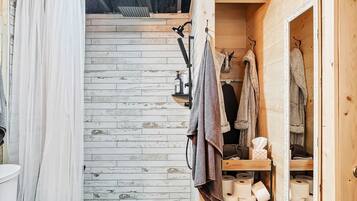 Douche, sèche-cheveux, serviettes fournies, savon