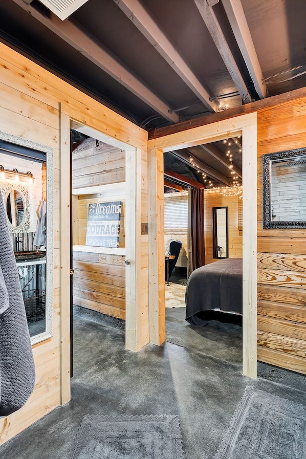 Iron/ironing board, free WiFi, bed sheets, wheelchair access - The Shed for Couples Only!-Hermann (Hermann)