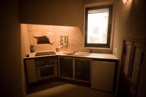 Jääkaappi, mikroaaltouuni, uuni, liesi