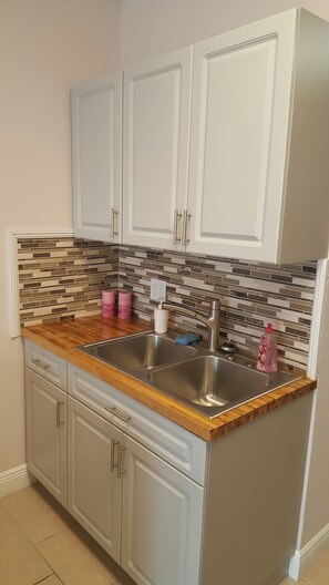 Refrigerador, microondas, horno y cafetera y tetera 