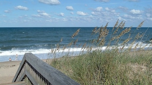 Nær stranden og solsenger