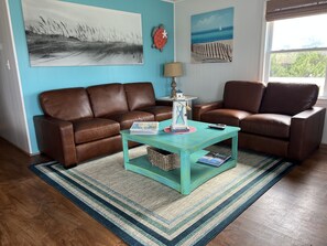 Smart-TV, DVD-spiller, bøker og filmbibliotek