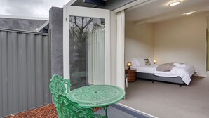 Ein Schlafzimmer mit einem Bett, Nachttischlampen und einem Fenster.