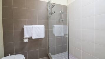 Dusche, Haartrockner, Handtücher, Shampoo