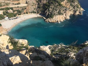 靠近海滩、沙滩椅、沙滩毛巾