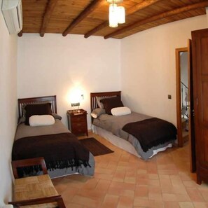2 bedrooms, desk, iron/ironing board, travel crib - Rural house La Rabá. Terrace with incredible views (Sanlucar De Guadiana)