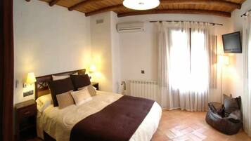 2 chambres, bureau, fer et planche à repasser, lit de bébé portatif