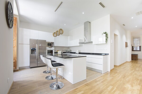 Réfrigérateur, micro-ondes, four, plaque de cuisson