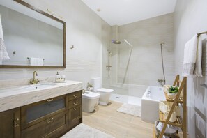 Duschwanne, Haartrockner, Bidet, Handtücher