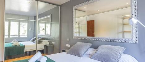 4 室のベッドルーム、セーフティボックス (室内)、アイロン / アイロン台、旅行用ベビーベッド