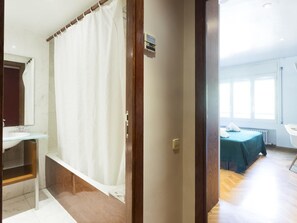 Combined shower/bathtub, hair dryer, towels, shampoo