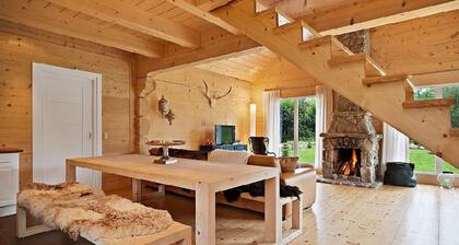 Beautiful log house. sauna and annex. big garden. close to nature. Pet friendly.