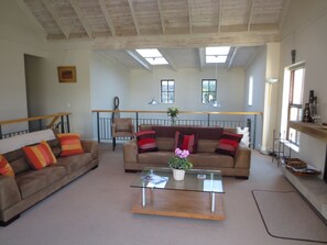 Fernseher, Kamin, Bücher