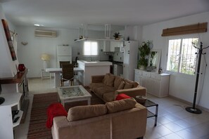 Een televisie, een open haard en een tafeltennistafel