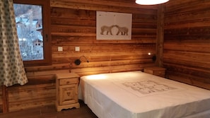 4 slaapkamers, een strijkplank/strijkijzer, gratis wifi, beddengoed