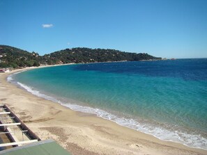 Ubicación a pie de playa y tumbonas