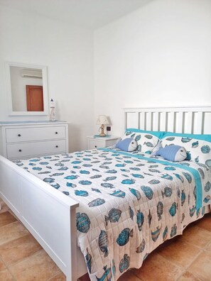 3 bedrooms, in-room safe, iron/ironing board, WiFi - House dominant position on the sea with garden (Villasimius)