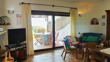 Fernseher, Kamin, Stereoanlage