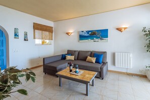 Flat-screen TV, DVD player, books, stereo