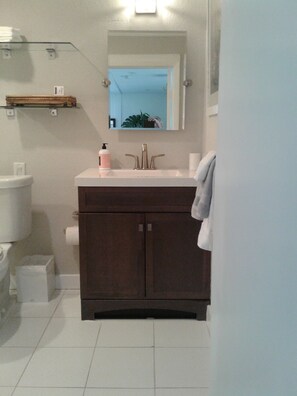 Shower, hair dryer, towels, soap - Charming Private Garden Cottage hide away in the heart of Sarasota  (Sarasota)