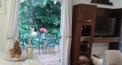 Charming Private Garden Cottage hide away in the heart of Sarasota