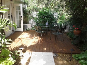 Outdoor dining - Charming Private Garden Cottage hide away in the heart of Sarasota  (Sarasota)