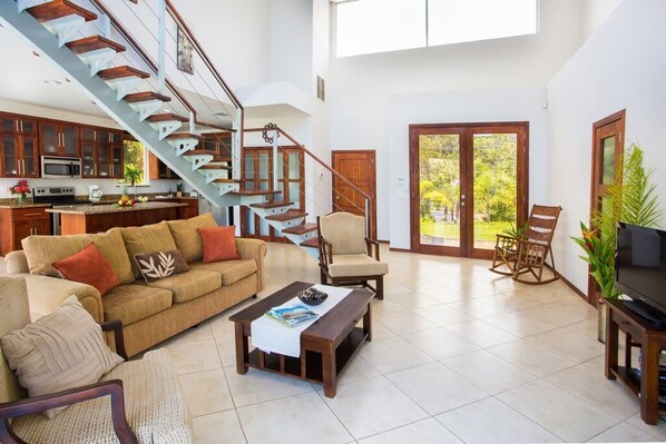 Smart-tv, dvd-afspiller, bøger, videobibliotek