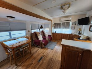 Smart-TV, DVD-spiller og bøker