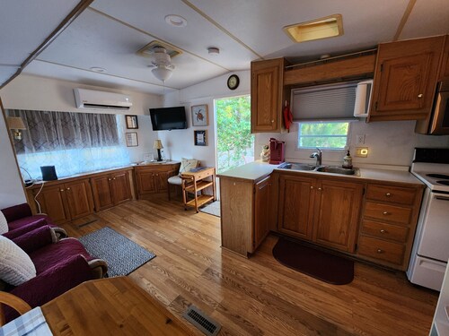  1 CHAMBRE À COUCHER DE LA REINE / 1 BAIN PRIVÉ ADULTE GET-A-WAY!