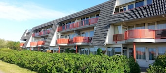 Ameland - Fewo mit Balkon zur Südseite mit Blick auf Wiesen und das Dorf Buren