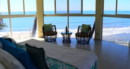 RECIENTEMENTE REMODELADO FRENTE AL MAR FARALLON BEACH HOUSE !!!