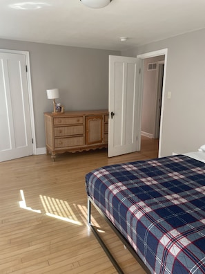 4 bedrooms, iron/ironing board, free WiFi, bed sheets